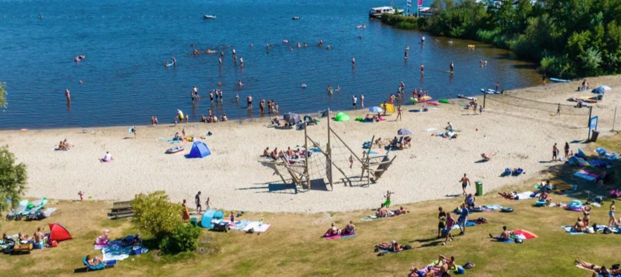Ruime 5-Persoons Chalet Aan Het Bergumermeer Suameer Екстер'єр фото