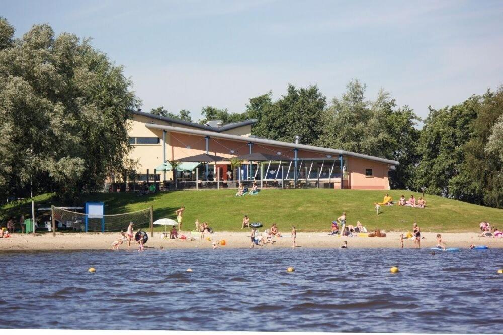 Ruime 5-Persoons Chalet Aan Het Bergumermeer Suameer Екстер'єр фото